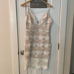 Lulu’s white lace dress